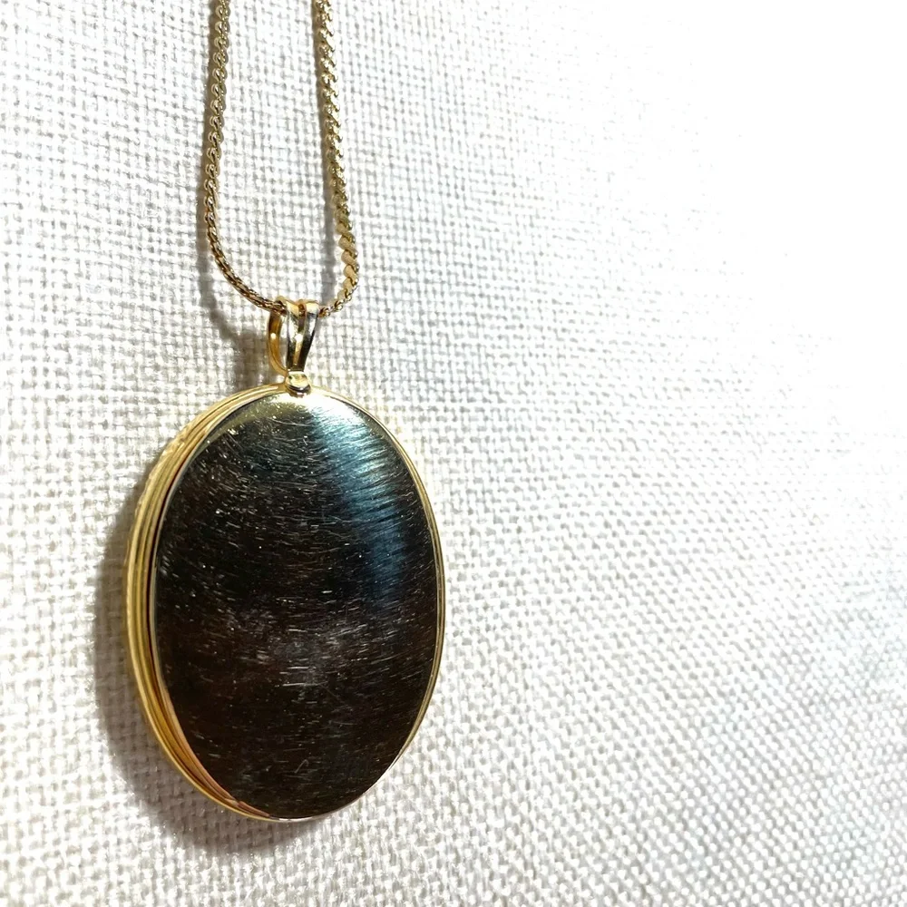 Vintage Damart Brand Cameo Gold Toned 24 In Necklace With Mirrored Background - Picture 2 of 6